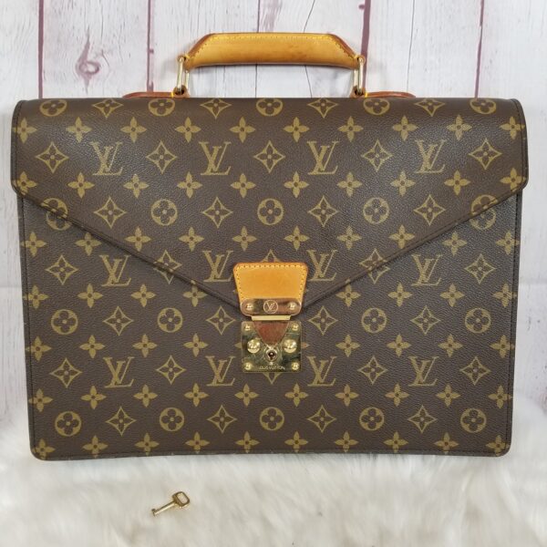 Handbag Designer By Louis Vuitton  Size: Medium | Luna Bags