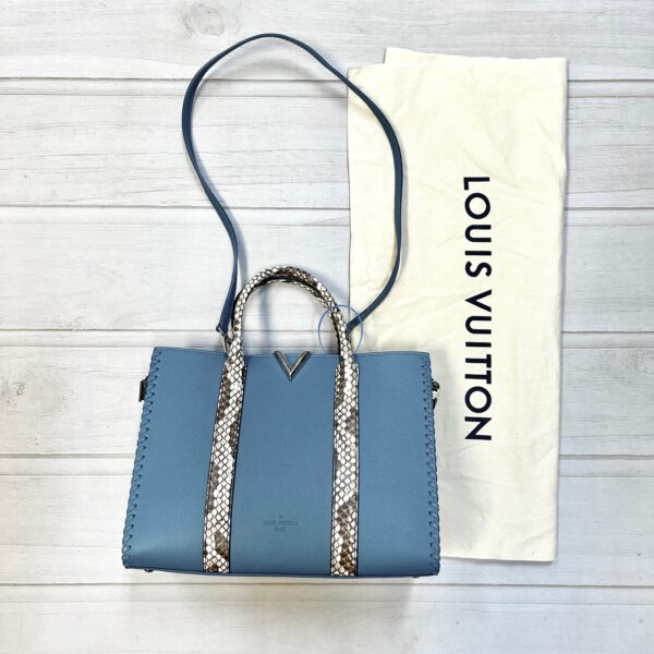 Handbag Luxury Designer By Louis Vuitton  Size: Medium | Luna Bags
