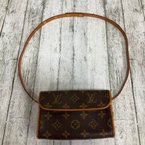 Handbag Luxury Designer By Louis Vuitton  Size: Small | Luna Bags