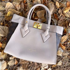 Handbag Luxury Designer By Louis Vuitton  Size: Medium | Luna Bags