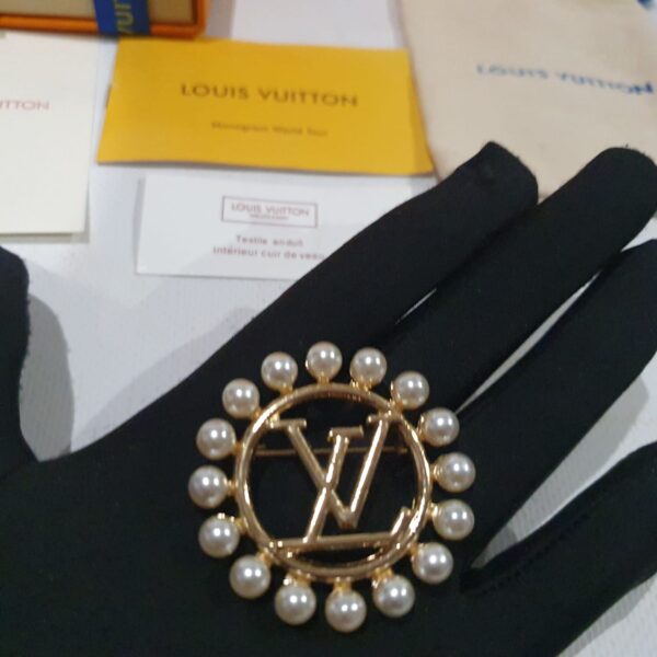Louis Vuitton brooch | Luna Bags