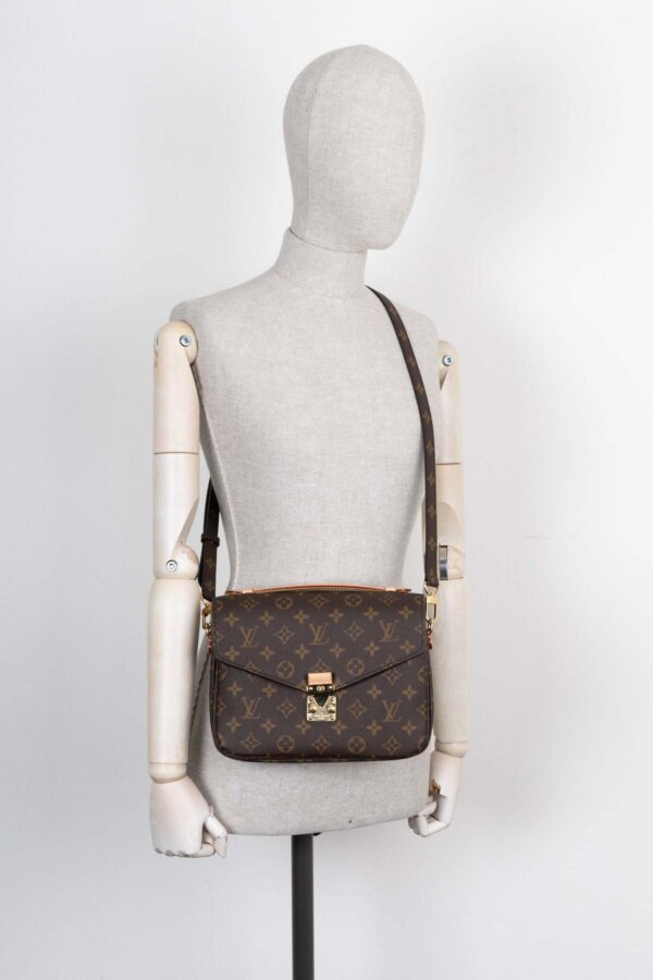 LOUIS VUITTON Pochette Metis Monogram Canvas | Luna Bags