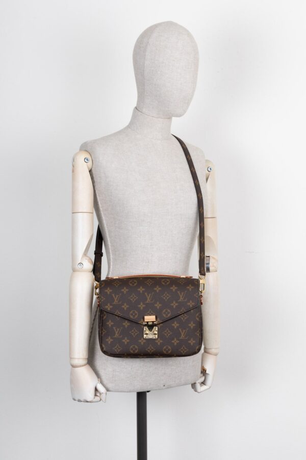 LOUIS VUITTON Pochette Metis Monogram Canvas | Luna Bags