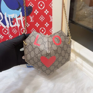 Gucci GG Heart Chain Crossbody Bag Beige Monogram Canvas | Luna Bags